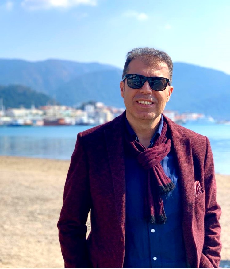 Doğada, kıyıda çekilmiş portre