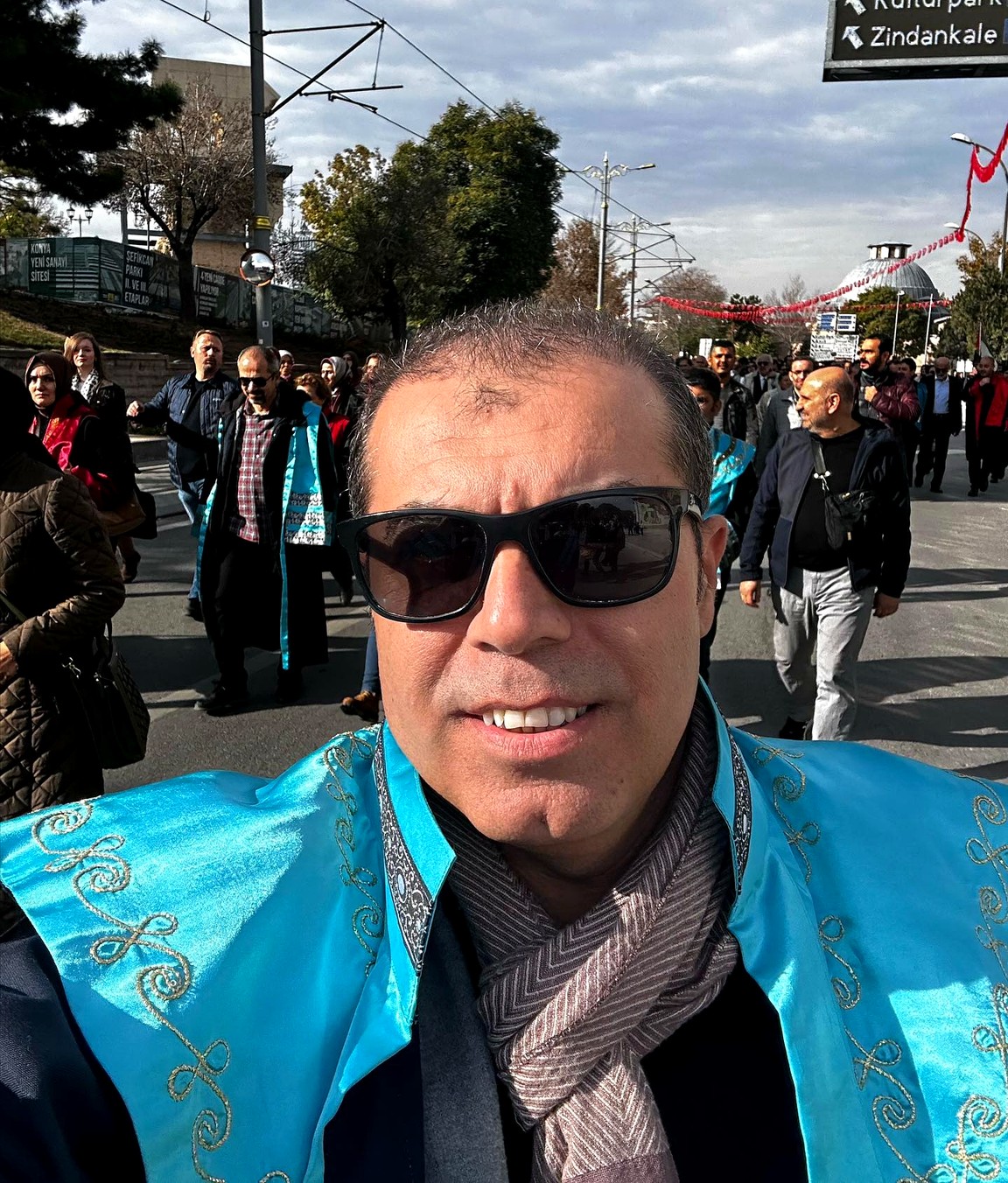 Doç. Dr. Abdurrahman Dinç akademik cübbe ve şalıyla mezuniyet töreninde
